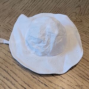 White bucket hat floral 12-18 months